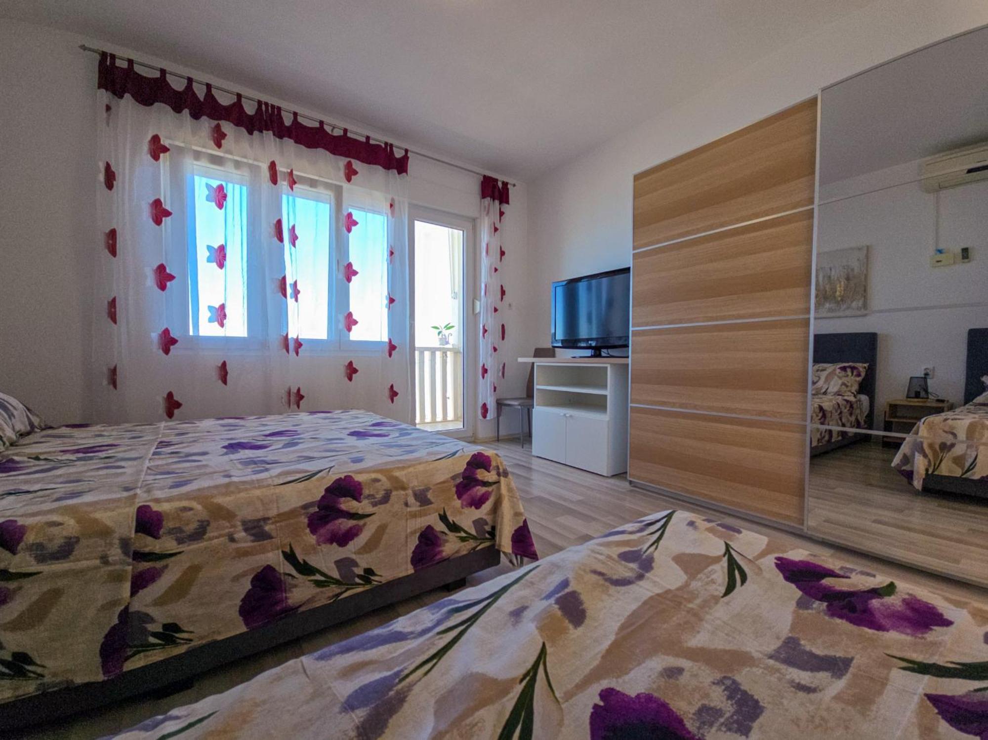Apartments Neda โอมิช ภายนอก รูปภาพ